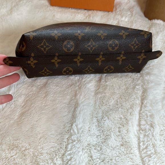 LV Monogram Daily Pouch - Picture 11 of 12